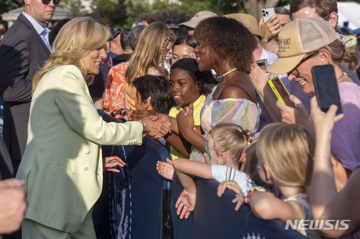 [워싱턴=AP/뉴시스] 질 바이든(왼쪽) 대통령 영부인이 6월 26일 백악관 남쪽 뜰에서 성소수자 프라이드 축제의 달을 맞아 관련단체 지지자들을 초청해 인사하고 있다. 2024. 06. 30.