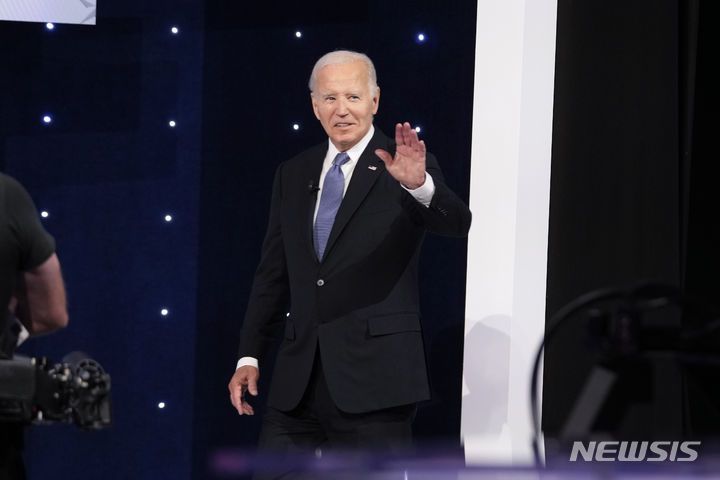 [애틀랜타=AP/뉴시스] 조 바이든 미국 대통령이 27일(현지시각) 공화당 대선 후보인 도널드 트럼프 전 대통령과 TV 토론을 하기 위해 조지아주 애틀랜타에 있는 CNN 스튜디오에 입장하고 있다. 2024.06.28.