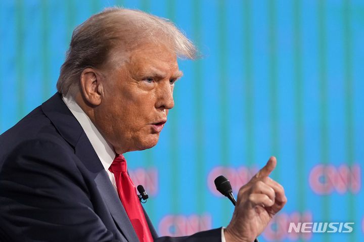 [애틀랜타=AP/뉴시스] 미국 공화당 대선 후보 도널드 트럼프 전 대통령이 27일(현지시각) 조지아주 애틀랜타에 있는 CNN 스튜디오에서 조 바이든 미국 대통령과 일 대 일 TV 토론을 하고 있다. 2024.06.28.