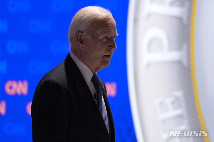 [애틀랜타=AP/뉴시스]조 바이든 미국 대통령이 지난달 27일 미국 조지아주 애틀랜타의 CNN스튜디오에서 도널드 트럼프 전 대통령과의 대선 첫 TV토론 이후 무대를 벗어나고 있다. 2024.07.22.