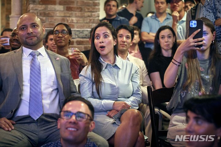 [뉴욕=AP/뉴시스] 지난 27일(현지시각) 미국 뉴욕에서 도널드 트럼프 전 대통령의 지지자들이 조 바이든 대통령과 도널드 트럼프 전 대통령의 대선 TV 토론을 지켜보고 있다. 2024.06.30.