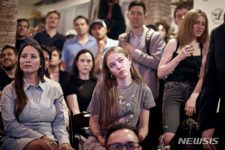 [뉴욕=AP/뉴시스] 27일(현지시각) 미국 뉴욕에서 도널드 트럼프 지지자들이 트럼프 전 대통령과 조 바이든 대통령의 TV 토론을 지켜보고 있다. 2024.06.28.