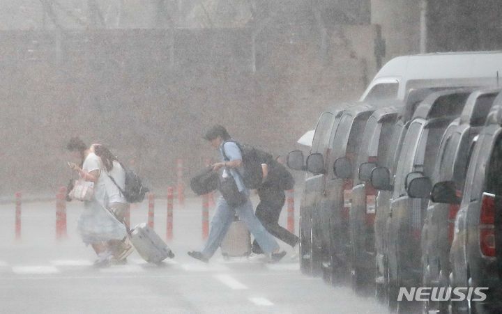 [제주=뉴시스] 우장호 기자 = 제주국제공항에 굵은 장맛비가 쏟아지고 있다. (사진=뉴시스DB) woo1223@newsis.com