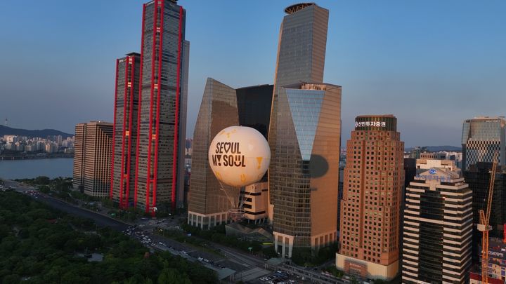 [서울=뉴시스] 지난 28일 서울 영등포구 여의도공원에서 열린 계류식 가스기구 서울달 프레스투어 행사에서 '서울달'이 비행을 하고 있다.서울달은 오는 8월 22일까지 시범 운영을 한 뒤 23일 정식 개장해 유료 탑승으로 운영된다. (사진=서울시 제공) 2024.06.29. photo@newsis.com *재판매 및 DB 금지