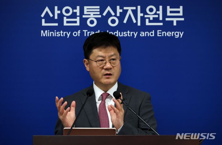 [세종=뉴시스] 강종민 기자 = 최우석 산업통상자원부 무역투자실장이 1일 세종시 정부세종청사에서 2024년 상반기 수출입동향을 발표하고 있다.  올해 상반기 수출은 전년 대비 9.1% 증가한 3348억 달러, 수입은 6.5% 감소한 3117억 달러를 기록했다. 2024.07.01. ppkjm@newsis.com