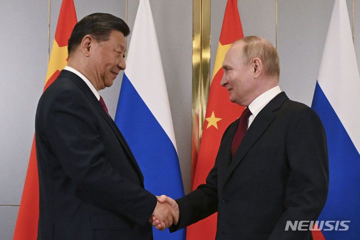 [아스타나=AP/뉴시스] 시진핑 중국 국가주석(왼쪽)과 블라디미르 푸틴 러시아 대통령. (사진=뉴시스DB)