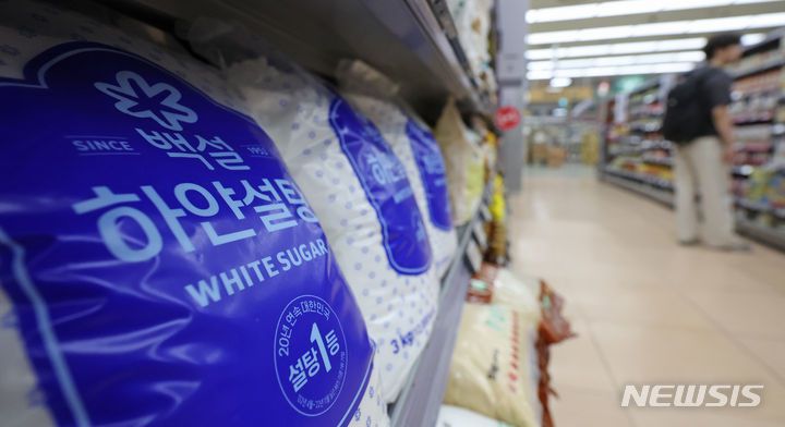 [서울=뉴시스] 김금보 기자 = 5일 서울시내 한 대형마트에 설탕 상품이 진열돼 있다. 2024.07.05. kgb@newsis.com