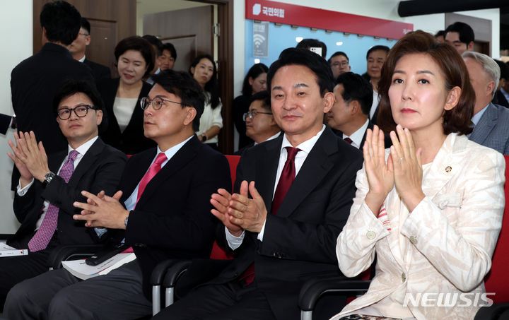 [서울=뉴시스] 조성봉 기자= 국민의힘 당 대표 후보로 출마한 한동훈(왼쪽부터), 윤상현, 원희룡, 나경원 후보가 5일 오후 서울 여의도 국민의힘 중앙당사에서 열린 미래를 위한 약속, 공정 경선 서약식에서 박수를 치고 있다.  2024.07.05. suncho21@newsis.com