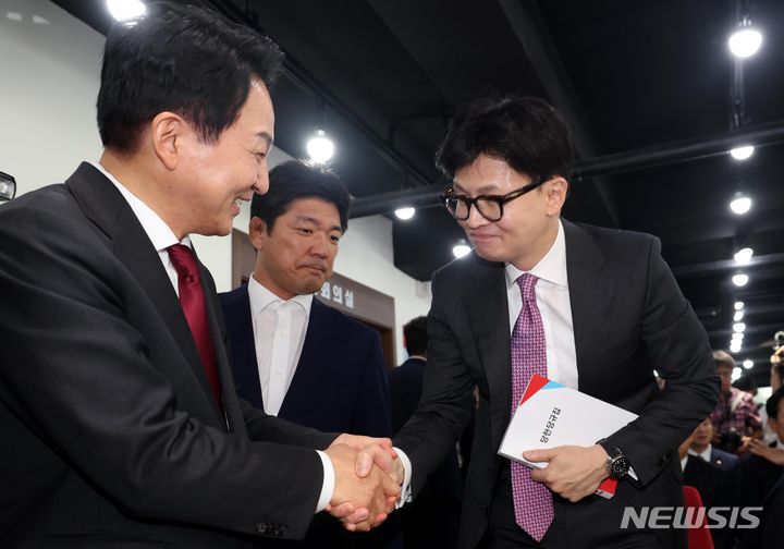 [서울=뉴시스] 조성봉 기자= 원희룡 국민의힘 당 대표 후보와 한동훈(오른쪽) 후보가 지난 5일 오후 서울 여의도 국민의힘 중앙당사에서 열린 미래를 위한 약속, 공정 경선 서약식에서 악수하고 있다.  2024.07.05. suncho21@newsis.com