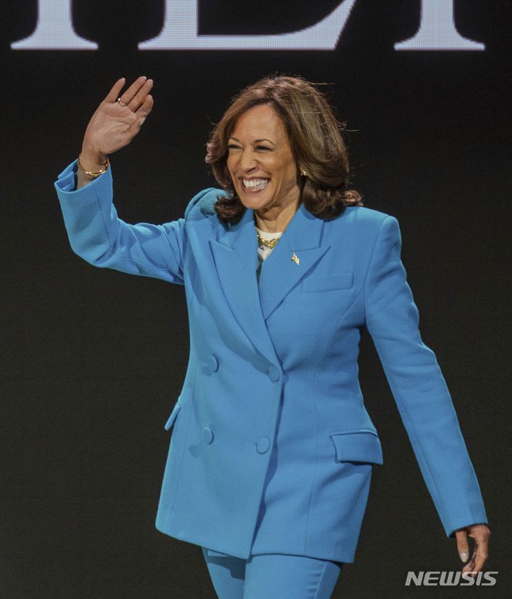[뉴올리언스=AP/뉴시스] 카멀라 해리스 미국 부통령이 6일(현지시각) 뉴올리언스에서 열린 제30회 연례 에센스 문화축제 무대에 올라 손을 흔들고 있다. 2024.07.07.