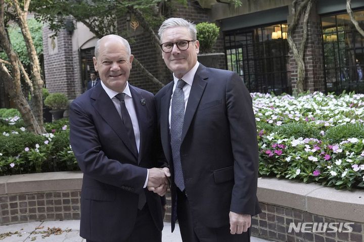 [AP/뉴시스] 영국 총리 취임 5일째인 키어 스타머 총리가 10일 하루 늦게 워싱턴의 나토 정상회의에 도착한 뒤 독일의 올라프 숄츠 총리와 양자 회담에 임하고 있다.