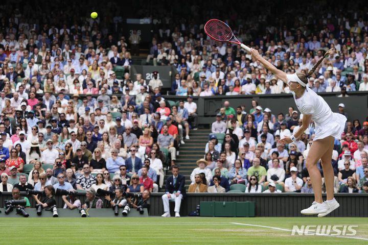 [런던=AP/뉴시스] 엘리나 리바키나(4위·카자흐스탄)가 10일(현지시각) 영국 런던의 올잉글랜드 클럽에서 열린 윔블던 테니스대회 여자 단식 8강전 엘리나 스비톨리나(21위·우크라이나)와 경기하고 있다. 2022년 이 대회 우승자인 리바키나가 2-0(6-3 6-2)으로 승리하고 4강에 올라 바르보라 크레이치코바(32위·체코)와 결승행을 다툰다. 2024.07.11.