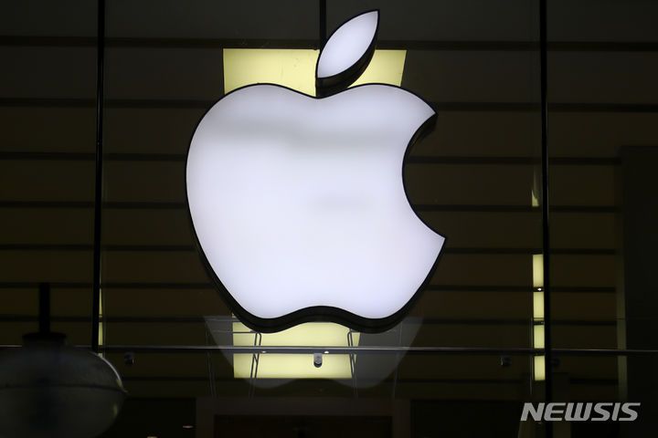 [뮌헨(독일)=AP/뉴시스]독일 뮌헨의 한 매장에 2020년 12월16일 애플의 로고가 보이고 있다. 2024.07.11.