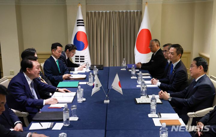 [워싱턴=뉴시스] 최진석 기자 = 북대서양조약기구(NATO·나토) 75주년 정상회의에 참석한 윤석열 대통령이 10일(현지시각) 미국 워싱턴DC 윌러드 인터콘티넨탈 호텔에서 기시다 후미오 일본 총리와 정상회담을 하고 있다. 2024.07.11. myjs@newsis.com