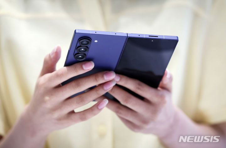 [서울=뉴시스] 김명년 기자 = 11일 오전 서울 마포구 삼성스토어 홍대에 마련된 체험공간 '갤럭시 스튜디오'에서 방문객들이 '갤럭시 Z 폴드6'를 살펴보고 있다. 2024.07.11. kmn@newsis.com