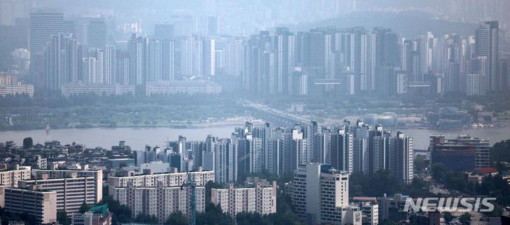 [서울=뉴시스] 김선웅 기자 =  사진은 지난 11일 서울 시내 아파트 단지의 모습. 2024.07.11. mangusta@newsis.com