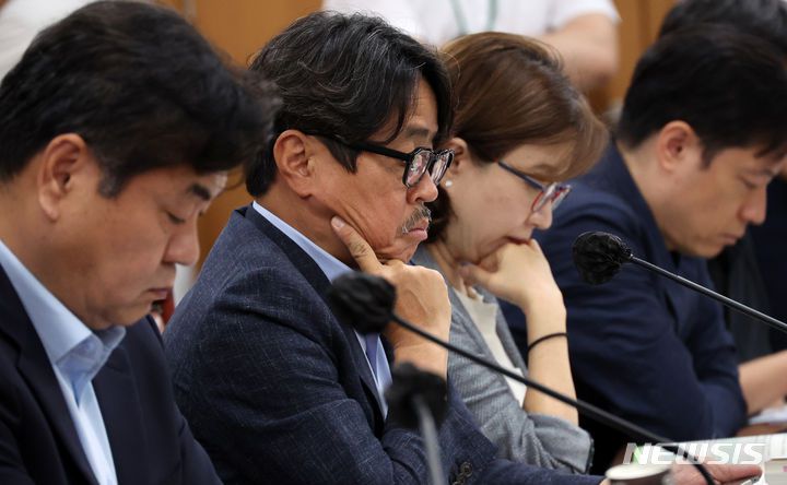 [세종=뉴시스] 강종민 기자 = 11일 세종시 정부세종청사에서 열린 최저임금위원회 제10차 전원회의서 공익위원들이 노사 위원들의 모두발언을 진지한 표정으로 듣고 있다. 왼쪽은 이인재 위원장. 2024.07.11. ppkjm@newsis.com