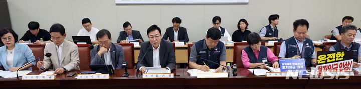 [세종=뉴시스] 강종민 기자 = 11일 세종시 정부세종청사에서 열린 최저임금위원회 제10차 전원회의에서 사용자 위원들과 근로자 위원들이 나란히 앉아 서로의 의견을 발표하고 있다. 2024.07.11. ppkjm@newsis.com