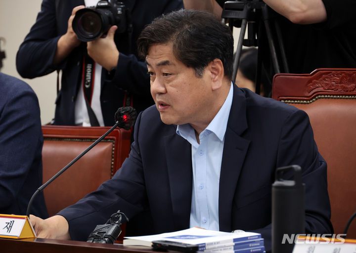 [세종=뉴시스] 강종민 기자 = 이인재 최저임금위원장이 11일 세종시 정부세종청사에서 열린 제10차 전원회의서 발언하고 있다. 2024.07.11. ppkjm@newsis.com