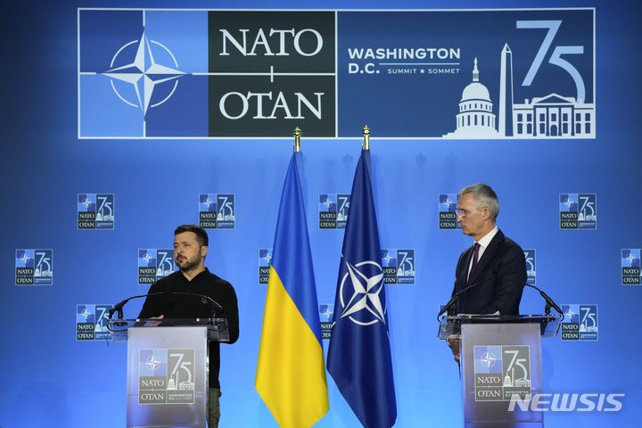 [워싱턴=AP/뉴시스] 지난해 7월11일(현지 시간) 볼로디미르 젤렌스키 우크라이나 대통령(왼쪽)과 옌스 스톨텐베르그 당시 나토 사무총장이 미 워싱턴DC에서 열린 나토 75주년 정상회의에서 공동 기자회견을 하고 있다. 2025.06.12.