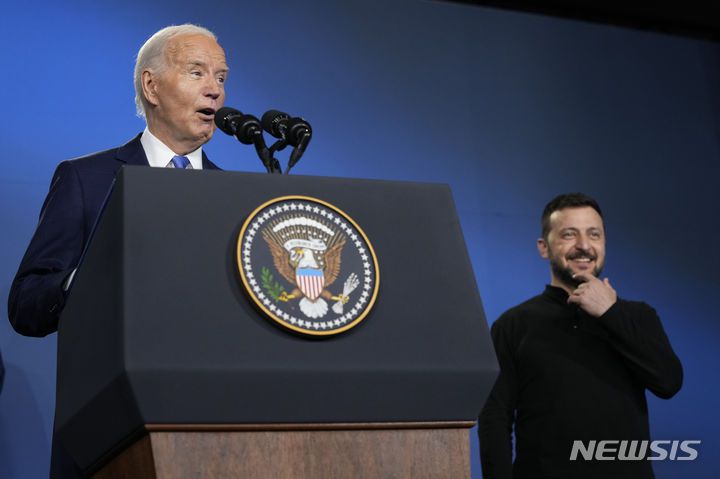 [워싱턴DC=AP/뉴시스] 조 바이든(왼쪽) 미국 대통령이 11일(현지시각) 수도 워싱턴DC 월터 E 워싱턴 컨벤션 센터에서 북대서양조약기구(NATO·나토) 정상회의 일환으로 열린 우크라이나 지원 행사에서 볼로디미르 젤렌스키 우크라이나 대통령 옆에 서서 연설하고 있다. 바이든 대통령은 우크라이나의 장기 안보를 위한 약속으로 25개국과 유럽연합(EU)이 서명한 '우크라이나 콤팩트(Ukraine Compact)'를 출범했다. 2024.07.12.