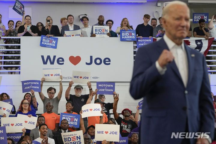 [디트로이트=AP/뉴시스] 조 바이든 미 대통령이 지난 12일(현지시각) 미시간 티트로이트 고등학교에서 유세 연단에 오르고 있다. 2024.07.15.