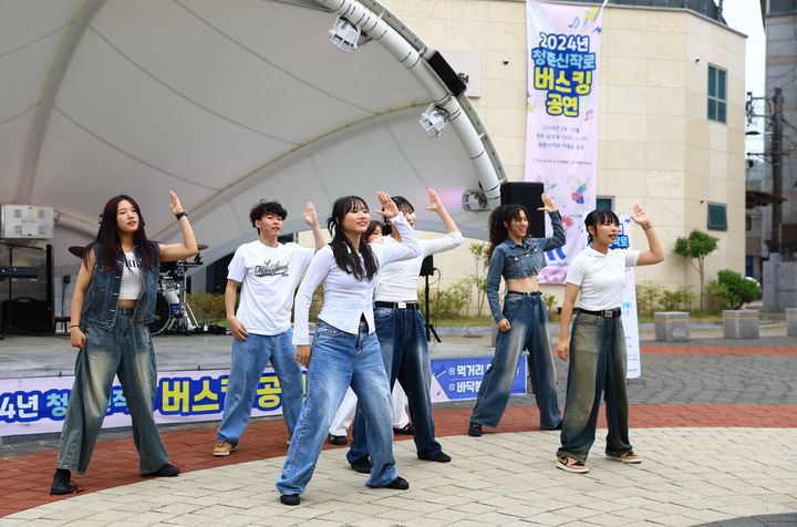 [광주=뉴시스] 화순군은 15일 인구청년 정책의 하나로 청춘신작로 버스킹 지원사업을 추진한다고 밝혔다. (사진=화순군 제공). 2024.07.15. photo@newsis.com *재판매 및 DB 금지