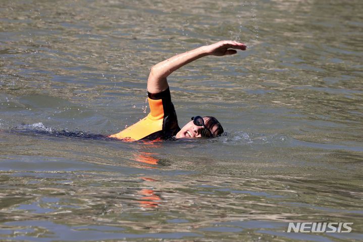 Paris Mayor Anne Hidalgo swims in the Seine river, Wednesday, July 17, 2024 in Paris. After months of anticipation, Paris Mayor Anne Hidalgo took a dip in the Seine River on Wednesday, fulfilling a promise she made months ago to show the river is clean enough to host open-swimming competitions during the 2024 Olympics ? and the opening ceremony on the river nine days away.(Joel Saget, Pool via AP)