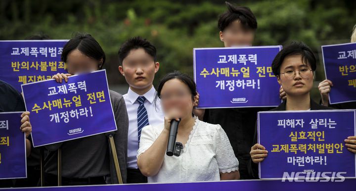 [서울=뉴시스] 정병혁 기자 = 17일 서울 서초구 서울고등법원에서 열린 접근금지 명령을 어기고 전 여자친구를 찾아가 흉기로 살해한 혐의로 기소된 30대 남성의 항소심이 마친 뒤 열린 기자회견에서 유가족이 발언하고 있다. 2024.07.17. jhope@newsis.com