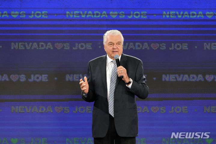 [라스베이거스=AP/뉴시스] 스티브 시설랙 전 네바다주 주지사가 17일(현지시각) 라스베이거스에서 열린 라틴계 행사에서 조 바이든 대통령이 코로나19에 확진돼 참석하지 못한다는 소식을 전하고 있다. 커린 잔피에어 백악관 대변인은 바이든 대통령이 델라웨어 사저로 돌아가 자체 격리한 상태에서 직무를 수행할 것이라고 전했다. 2024.07.18.