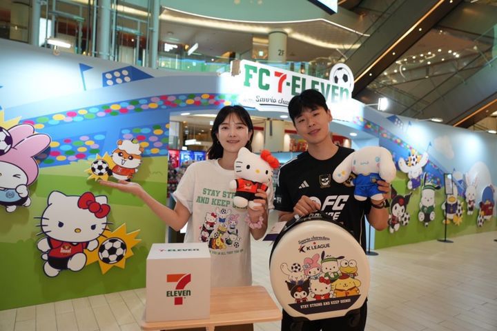 [서울=뉴시스] 팝업스토어는 한 달간 잠실 롯데월드타워 실내외 공간에서 복합적으로 진행하며 ▲실내팝업존 ▲월드파크 홈구장 ▲포토부스 등으로 구성됐다. (사진=코리아세븐 제공) *재판매 및 DB 금지