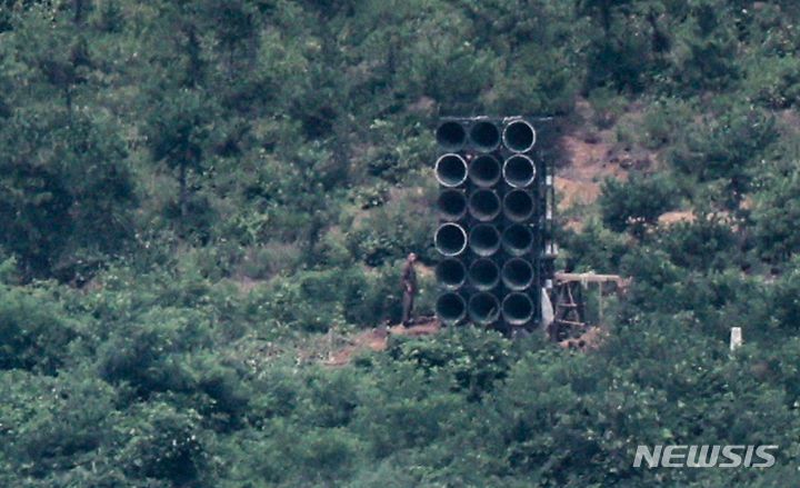 [파주=뉴시스] 김근수 기자 = 북한이 오물풍선을 부양시킨 21일 파주 접경지역에서 바라본 북한에서 북한군이 대남 확성기로 추정되는 구조물을 설치하고 있다. 2024.07.21. ks@newsis.com