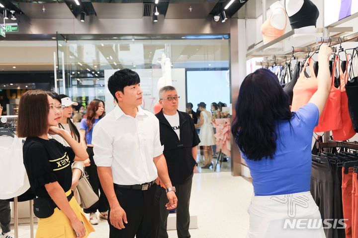 [톈진=뉴시스]브랜드엑스코퍼레이션 이수연 대표(왼쪽)와 강민준 대표.2024.07.23.(사진=브랜드엑스코퍼레이션 제공)photo@newsis.com