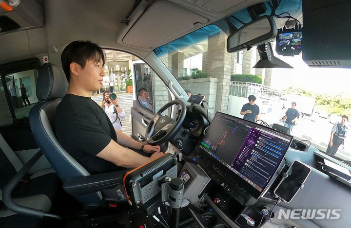 [제주=뉴시스] 우장호 기자 = 제주시청과 서귀포시청을 왕복하는 제주 첫 노선버스형 자율주행차가 서비스를 시작한다. 양구간은 왕복 116㎞에 달한다. 이는 세계에서 가장 긴 자율주행 대중교통 서비스 구간이다.탐라자율차 대중교통 서비스는 24일부터 12월까지 운행되며 안전요원이 탑승한 채로 평일에만 운영된다. 23일 오전 '탐라자율차'가 제주도청을 출발해 제주공항을 오가는 시범운행을 하고 있다. 2024.07.23. woo1223@newsis.com