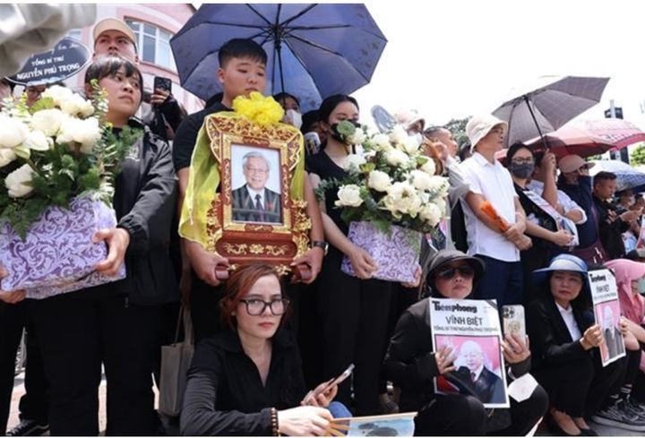 [서울=뉴시스] 베트남 하노이의 거리에서 26일 시민들이 응우옌 푸 쫑 서기장의 운구행렬을 지켜보기 위해 서있다.(사진 베트남 뉴스 캡처) 2024.07.26.  *재판매 및 DB 금지