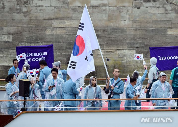 [파리=뉴시스] 최동준 기자 = 2024 파리 올림픽 개회식이 열린 26일(현지시각) 프랑스 파리 센강에서 대한민국 선수단을 태운 보트가 트로카데로 광장을 향해 수상 행진을 하고 있다. (공동취재) 2024.07.27. photo@newsis.com