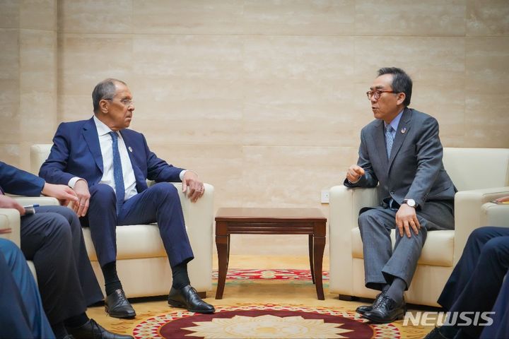 [비엔티안=뉴시스] 공동취재단· 변해정 기자 = 조태열 외교부 장관과 세르게이 라브로프 러시아 외교장관이 27일(현지시각) 라오스 비엔티안 내셔널컨벤션센터(NCC)에서  아세안 관련 외교장관회의 중 하나인 '동아시아정상회의(EAS) 외교장관회의' 직후 열린 약식 회동에서 대화를 나누고 있다. 2024.07.27. hjpyun@newsis.com