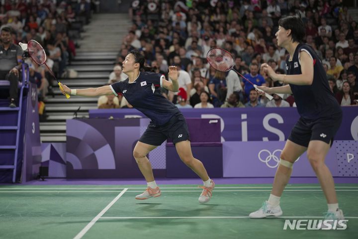 [파리=AP/뉴시스] 배드민턴 여자 복식 국가대표 백하나(왼쪽)와 이소희가 28일(한국시각) 프랑스 파리의 포르트 드 라샤펠 아레나에서 열린 '2024 파리올림픽' 배드민턴 여자 복식 D조 조별 예선 1차전에서 덴마크 마이켄 프루에르가르드-사라 티게센 조와 경기를 펼치고 있다. 2024.07.28.