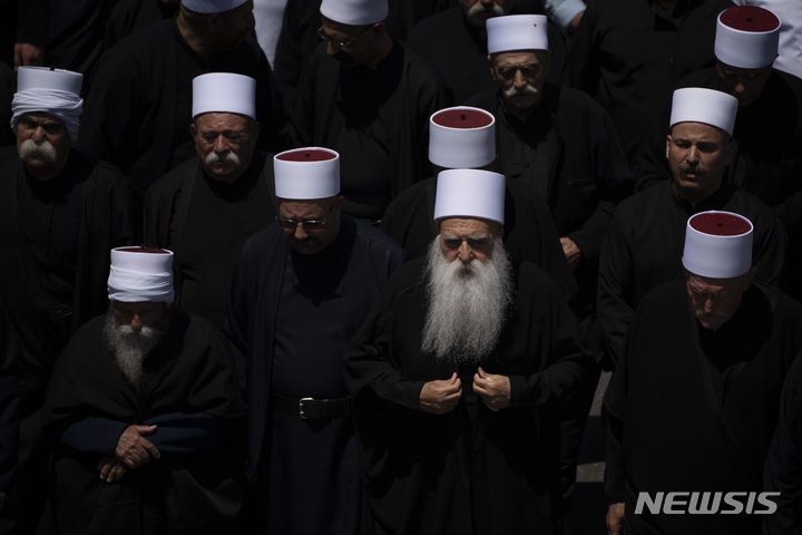 [골란고원=AP/뉴시스] 2024년 7월28일 이스라엘이 점령한 골란고원에서 드루즈 성직자들이 전날 마즈달 샴스 마을 축구장에 떨어진 로켓포탄에 숨진 어린이와 청소년의 장례식에 참석하고 있다.  2025.07.18.