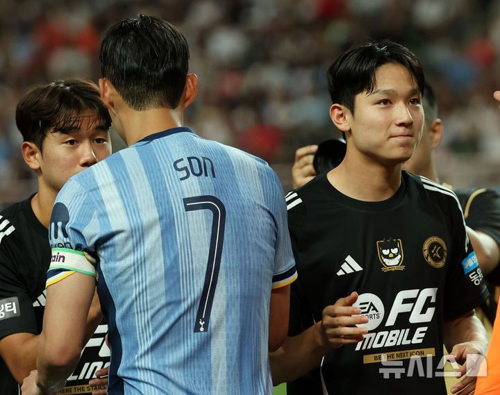 [서울=뉴시스] 홍효식 기자 = 지난해 7월31일 서울 마포구 서울월드컵경기장에서 열린 쿠팡플레이 시리즈 1차전 팀 K리그와 토트넘 홋스퍼의 경기에 앞서 팀 K리그 양민혁이 토트넘 손흥민과 인사를 나누고 지나치고 있다. 2024.07.31. yesphoto@newsis.com