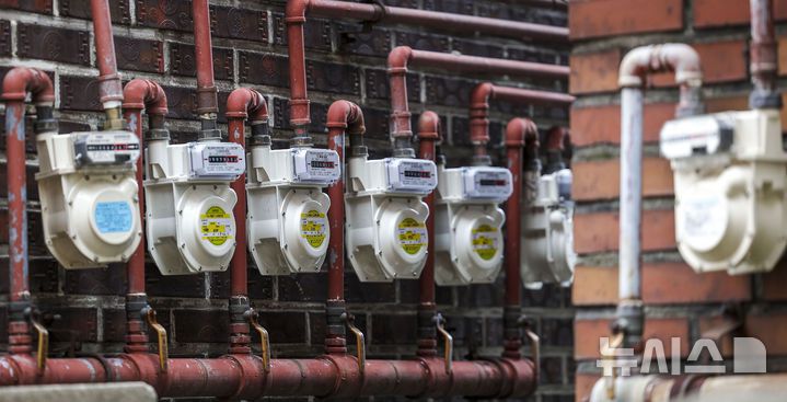 [서울=뉴시스] 정병혁 기자 = 1일 서울시내 주택가에 가스계량기가 설치되어 있다. 오늘부터 민수용(주택·일반용) 도시가스 요금이 6.8% 인상된다. 주택용 도시가스 도매 요금은 서울시 소매 요금 기준으로 MJ(메가줄)당 현재 20.8854원에서 22.2954원으로 1.41원 오른다. 서울의 4인 가구 기준으로 가스비가 월 3770원 증가할 것으로 예상된다. 음식점과 목욕탕 등에서 쓰이는 일반용(영업용) 도매 요금은 MJ당 1.30원 올라간다. 2024.08.01. jhope@newsis.com