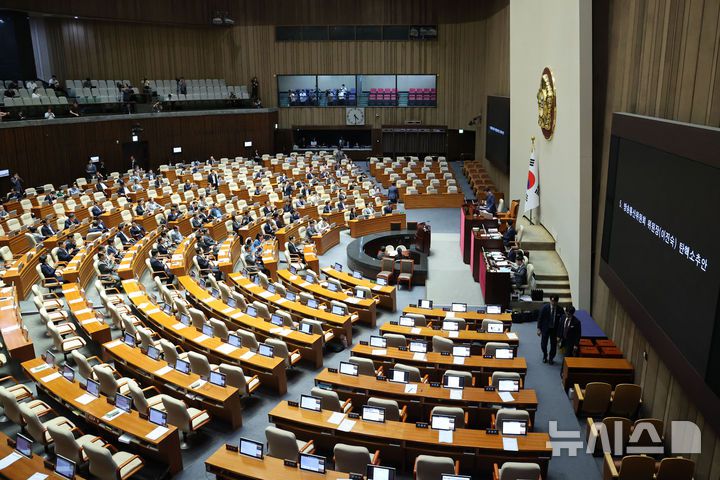 [서울=뉴시스] 권창회 기자 = 2일 오후 서울 여의도 국회에서 열린 제416회(임시회) 제2차 본회의에서 이진숙 방송통신위원회 위원장 탄핵소추안이 총 투표수 188인 중 가결 186표, 부결 1표, 기권 1표로 통과되고 있다. 2024.08.02. kch0523@newsis.com