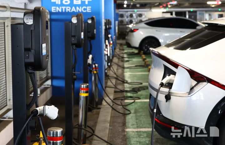 [서울=뉴시스] 황준선 기자 = 서울 시내 한 쇼핑몰에 설치된 전기자동차 충전소 모습. 2024.08.11. hwang@newsis.com
