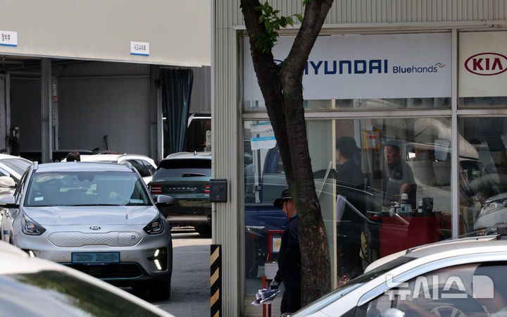 [서울=뉴시스] 이영환 기자 = 14일 오후 서울 시내의 현대차·기아 서비스센터에서 기아 전기차가 이동하고 있다.현대차(제네시스 포함)와 기아는 지난 13일 전국 서비스 거첨을 방문한 전기차 보유 고객을 대상으로 전기차를 무상으로 점검하는 '전기차 안심 점검 서비스'를 실시한다고 전했다. 점검 대상은 현대차·기아·제네시스 승용 및 소형 상용 전기차 등 전 차종이다. 이용을 원하는 고객은 각사 고객센터를 통해 원하는 일정과 장소를 선택해 예약하면 된다. 현대차(제네시스 포함) 고객은 전국 22개 직영 하이테크센터 및 1234개 블루핸즈에서 이용할 수 있다. 기아 고객은 전국 18개 직영 서비스센터 및 757개 오토큐에서 점검이 가능하다. 2024.08.14. 20hwan@newsis.com