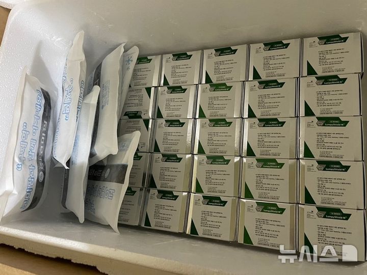 [안성=뉴시스]  안성시가 소 럼피스킨 차단을 위해 읍면동에 공급한 백신 (사진 =안성시 제공) 2024.08.16. photo@newsis.com