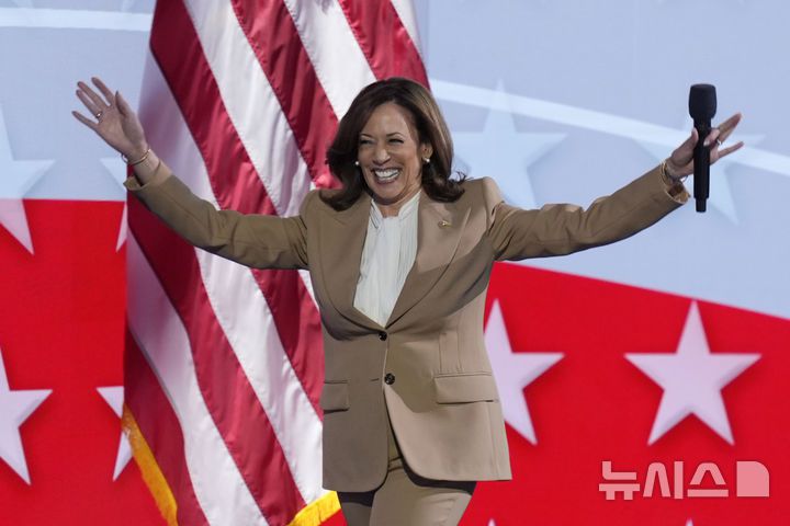 [시카고=AP/뉴시스] 미국 민주당 대선 후보인 카멀라 해리스 부통령이 19일(현지시간) 일리노이주 시카고의 유나이티드 센터에서 열린 민주당 전당대회(DNS) 첫날 무대에 올라 인사하고 있다. 해리스 부통령은 조 바이든 대통령에게 감사 인사를 전하기 위해 깜짝 등장했으며 마지막 날인 22일 대선 후보 수락 연설을 할 예정이다. 2024.08.20.
