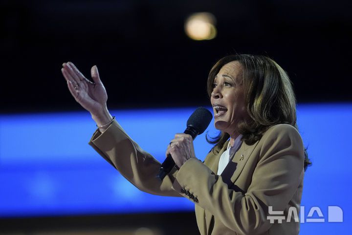 [시카고=AP/뉴시스] 미국 민주당 대선 후보인 카멀라 해리스 부통령이 19일(현지시간) 일리노이주 시카고의 유나이티드 센터에서 열린 민주당 전당대회(DNS) 첫날 무대에 올라 인사하고 있다. 해리스 부통령은 조 바이든 대통령에게 감사 인사를 전하기 위해 깜짝 등장했으며 마지막 날인 22일 대선 후보 수락 연설을 할 예정이다. 2024.08.20.