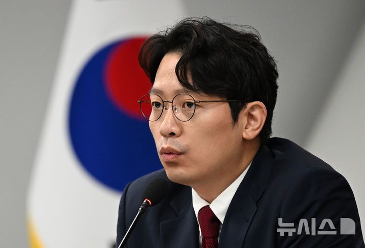 [광주=뉴시스] 김혜인 기자 = 이기인 개혁신당 최고위원이 22일 오전 광주시의회예결특위 회의실에서 열린 '제30차 광주 현장최고위원회의'에서 발언하고 있다. 2024.08.22. hyein0342@newsis.com