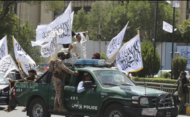 [카불=AP/뉴시스] 탈레반 조직원들이 2024년 8월14일 미군 철수 3주년을 축하하며 경찰차를 타고 시내에서 환호성을 지르고 있다. 2025.07.04. *재판매 및 DB 금지