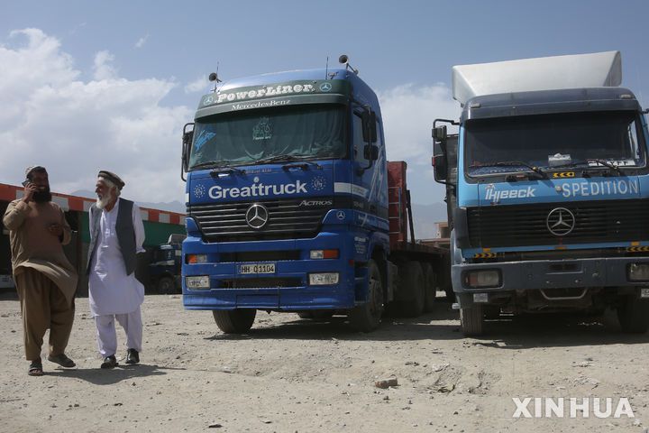 [ 카불( 아프가니스탄)=신화/뉴시스] 아프가니스탄의 카불에서 8월 30일 도로에 차를 세워놓고 담소하는 대형트럭 운전사들.  아프간에서는 산악지대 도로에서 자주 화물차나 승용차 사고가 발생한다. 도로 상태의 불량과 차량 문제 외에도 운전자의 실수나 능력 부족으로 일어나는 사고도 많다.  2024.09.02.